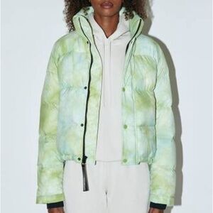 Aritzia - Super World™ THE SUPER PUFF™ SHORTY - S - Sage green